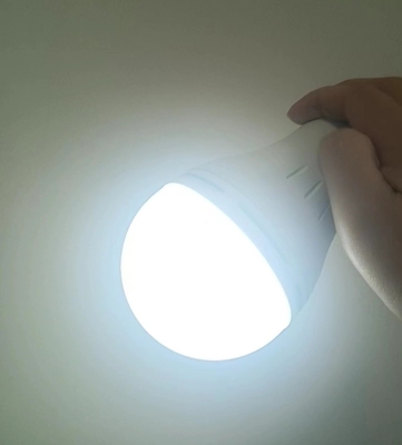 Lithium-Ionen-LED-Glühlampe mit wiederaufladbarer Batterie 12W E27 B22 für Notfall- und gesunde Verwendung